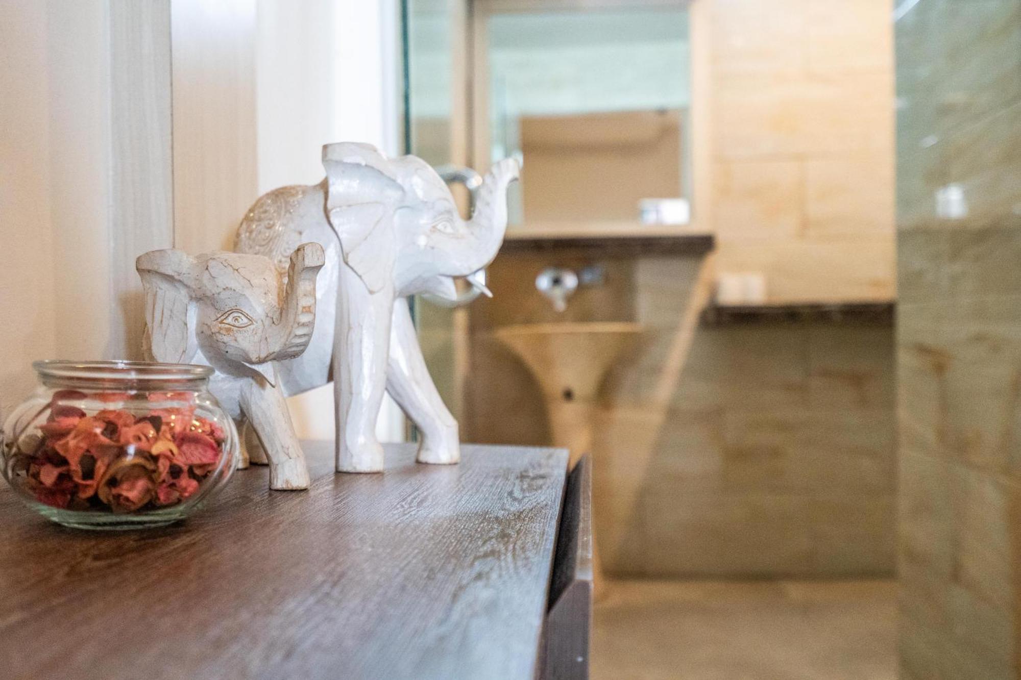Master In Pool -ideal For Entertaining Homestay Seminyak (Bali)